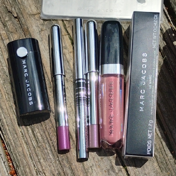 giveaway Marc Jacobs New Red Round Crossbody Bag with Mirror & 6 Makeup Products - Picture 2 of 7